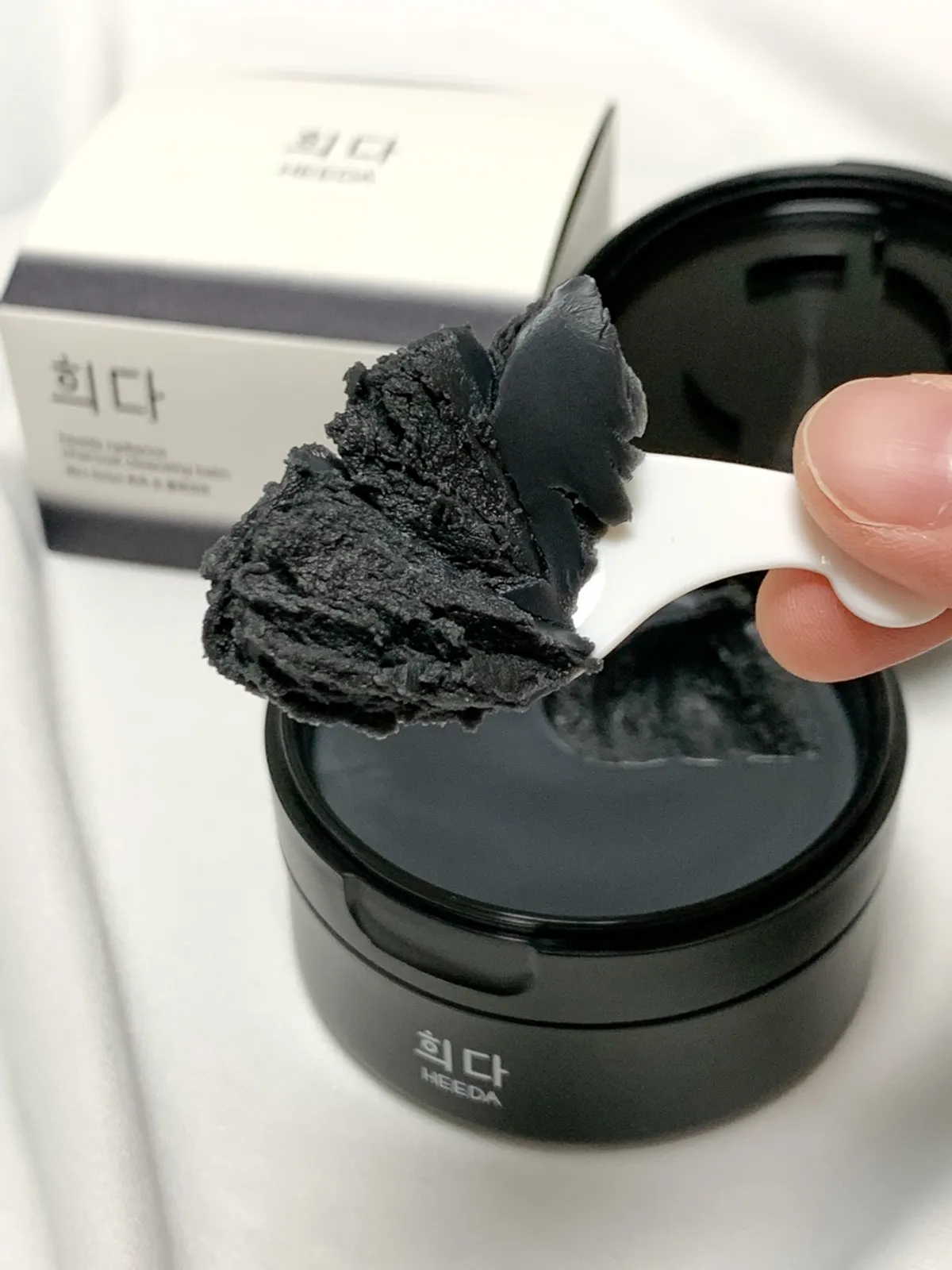 Charcoal cleansing balm for acne-prone skin: HEEDA Radiance 100ml