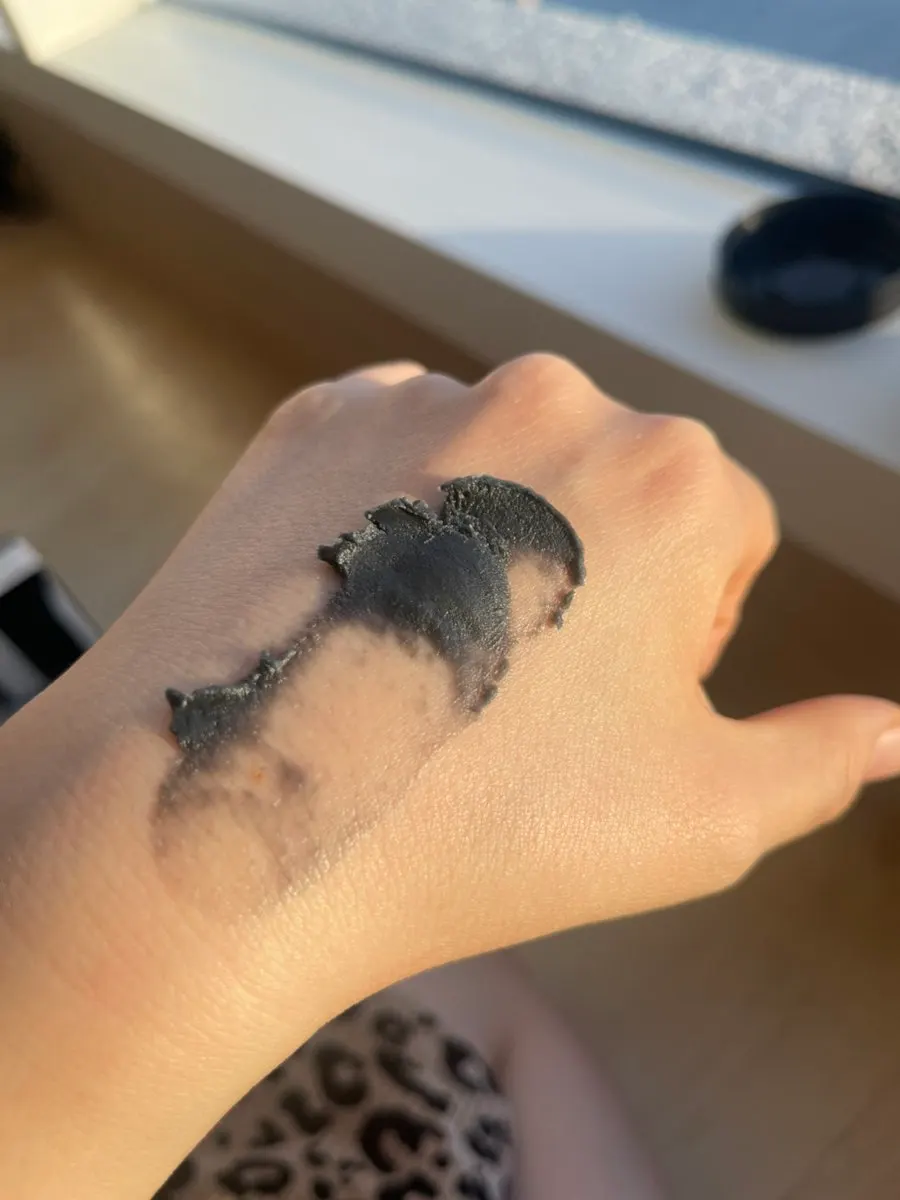 How to use a cleansing balm on dry combination skin: HEEDA Charcoal