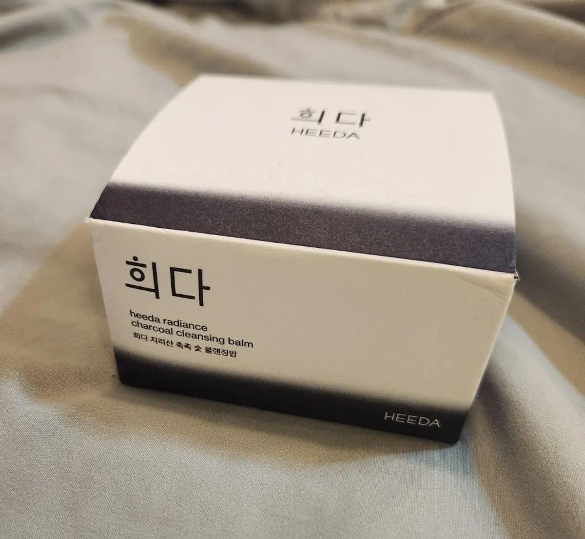 Charcoal cleansing balm hand test for oily-dehydrated skin: HEEDA
