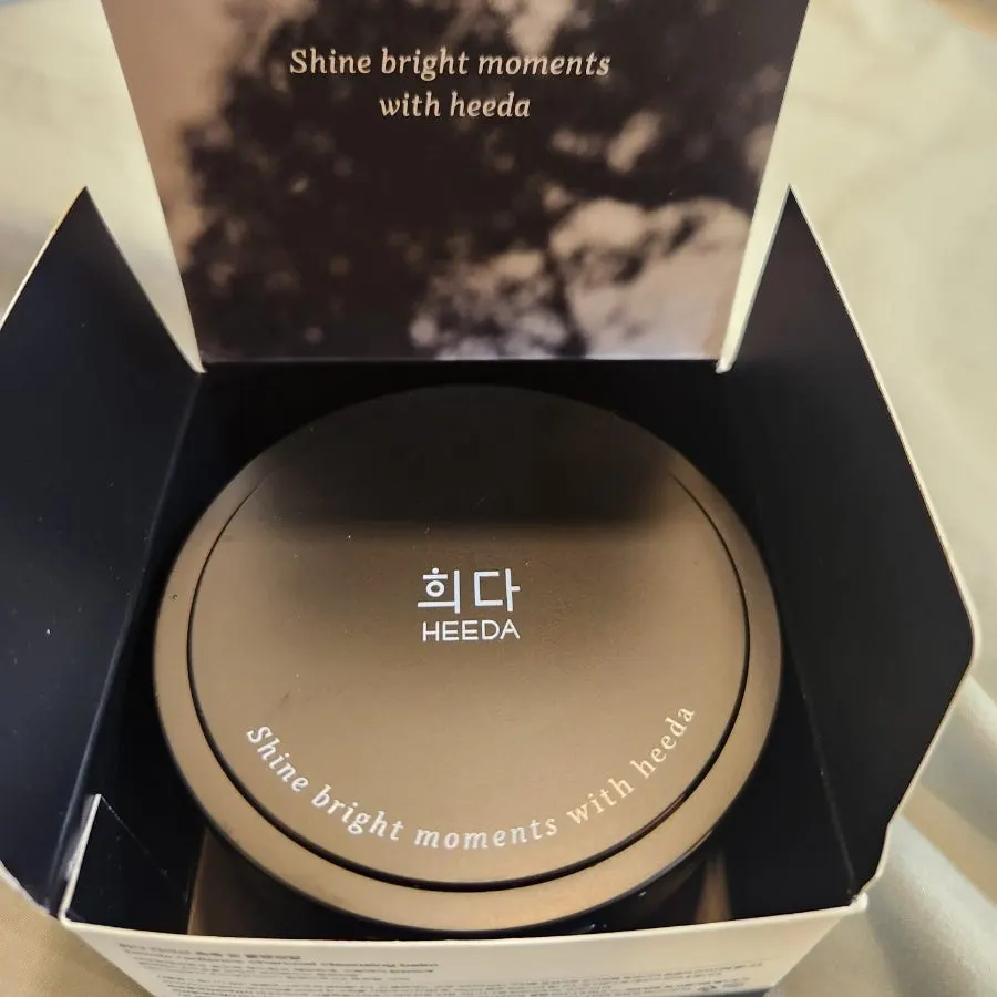 Charcoal cleansing balm hand test for oily-dehydrated skin: HEEDA