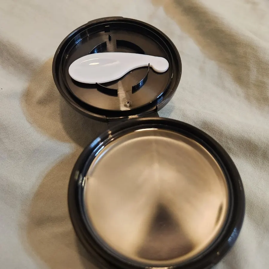 Charcoal cleansing balm hand test for oily-dehydrated skin: HEEDA