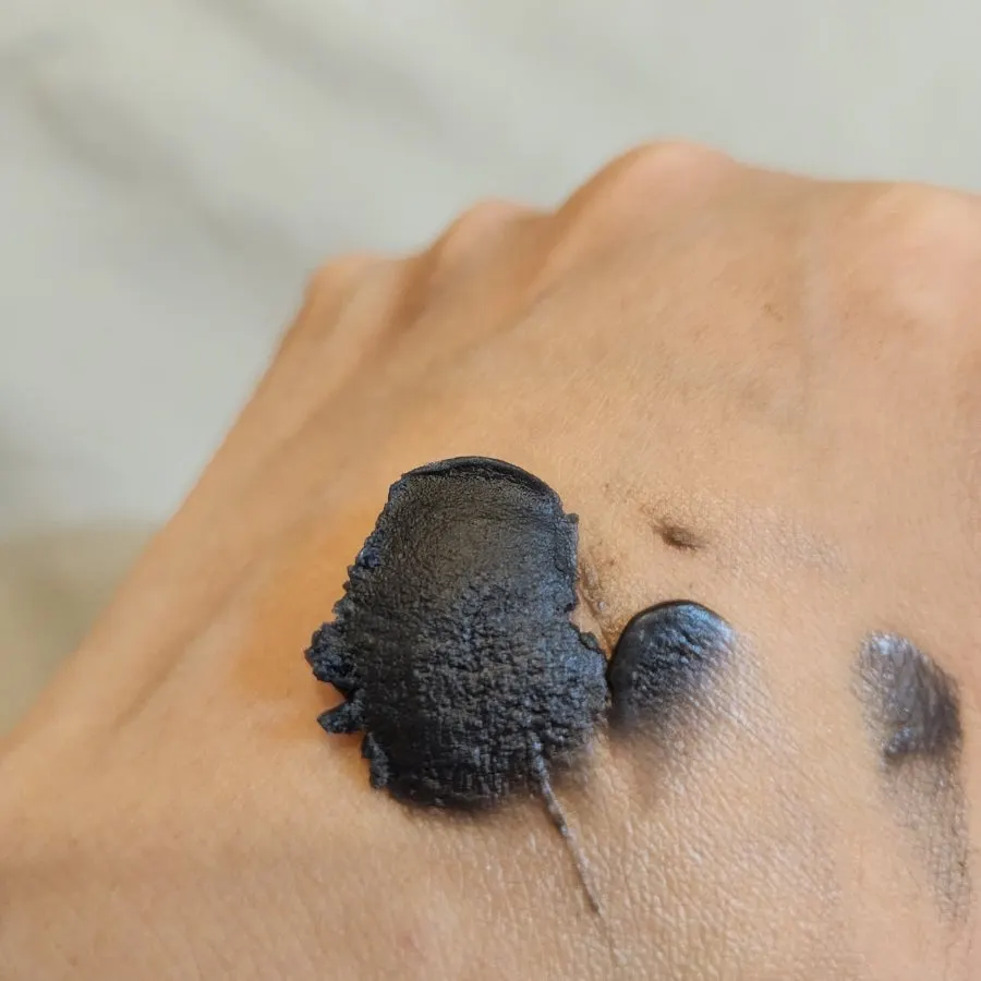 Charcoal cleansing balm hand test for oily-dehydrated skin: HEEDA