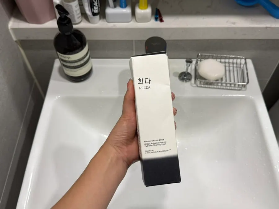 Gentle cleanser for dry skin as a second cleanse: HEEDA charcoal foam