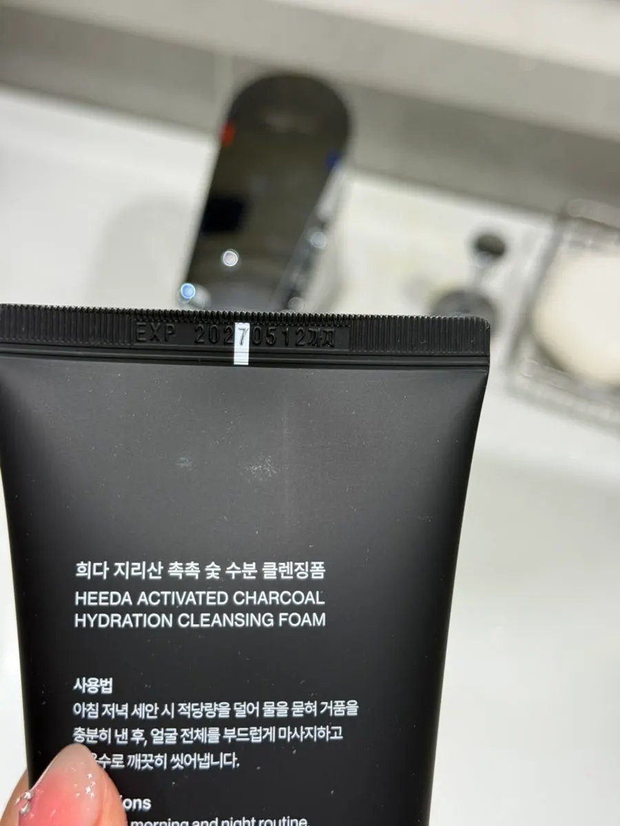 Gentle cleanser for dry skin as a second cleanse: HEEDA charcoal foam