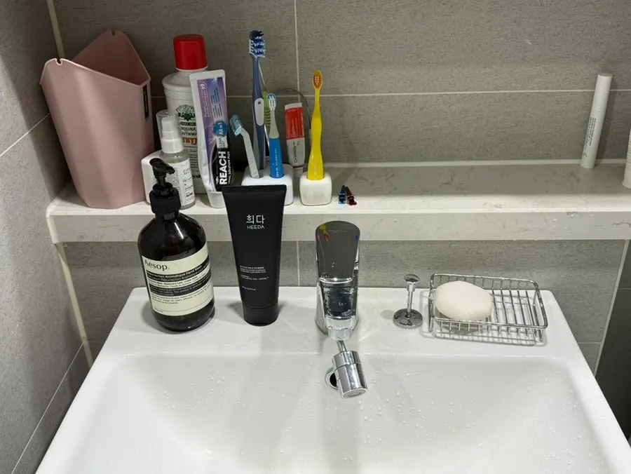 Gentle cleanser for dry skin as a second cleanse: HEEDA charcoal foam