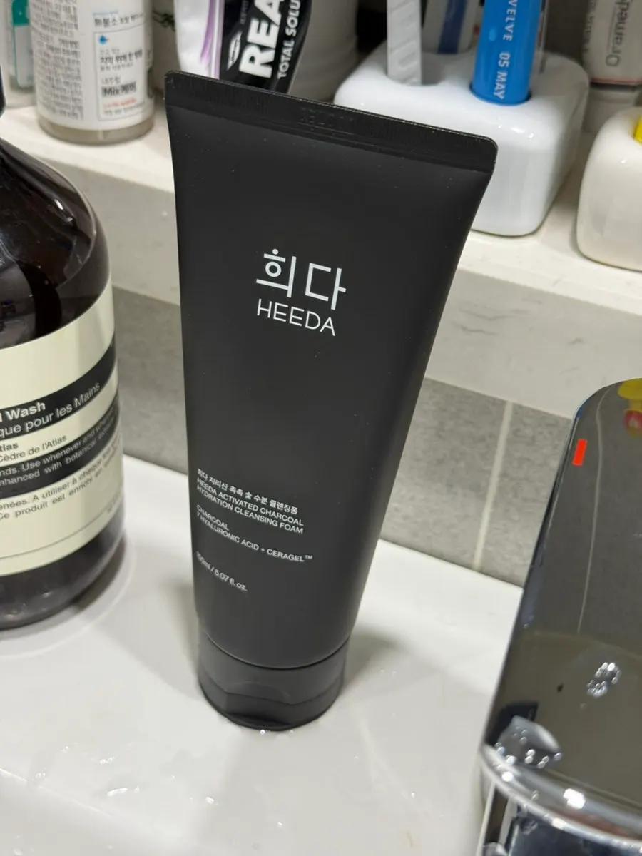 Gentle cleanser for dry skin as a second cleanse: HEEDA charcoal foam