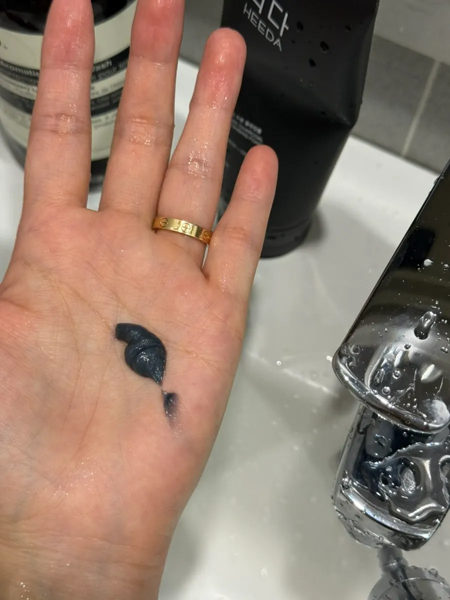 Gentle cleanser for dry skin as a second cleanse: HEEDA charcoal foam