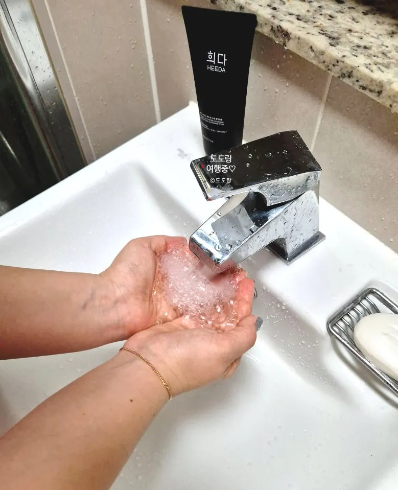 Charcoal cleansing foam for dry skin: HEEDA Jirisan Moist