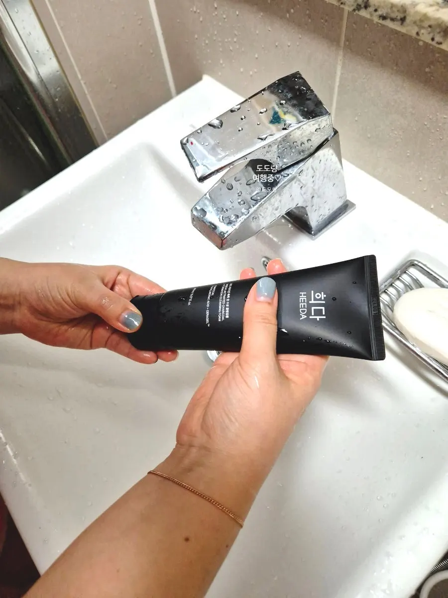 Charcoal cleansing foam for dry skin: HEEDA Jirisan Moist