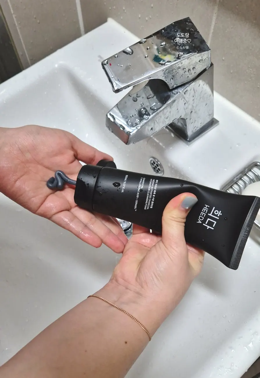 Charcoal cleansing foam for dry skin: HEEDA Jirisan Moist