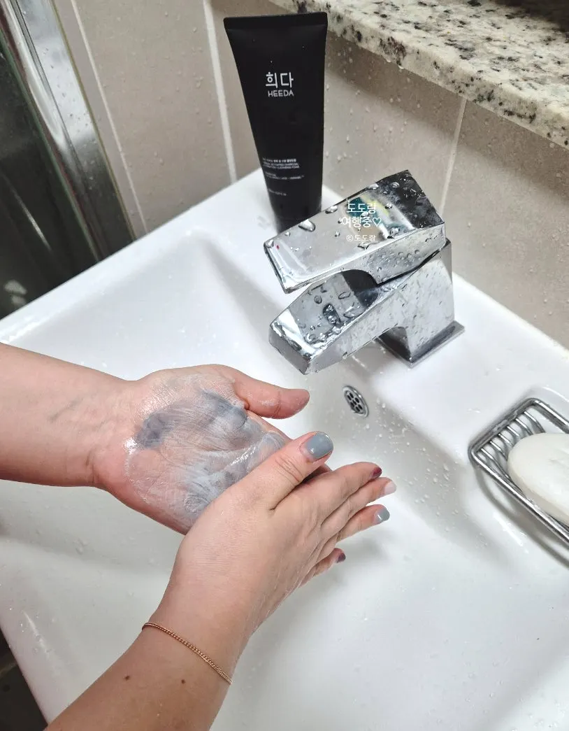 Charcoal cleansing foam for dry skin: HEEDA Jirisan Moist