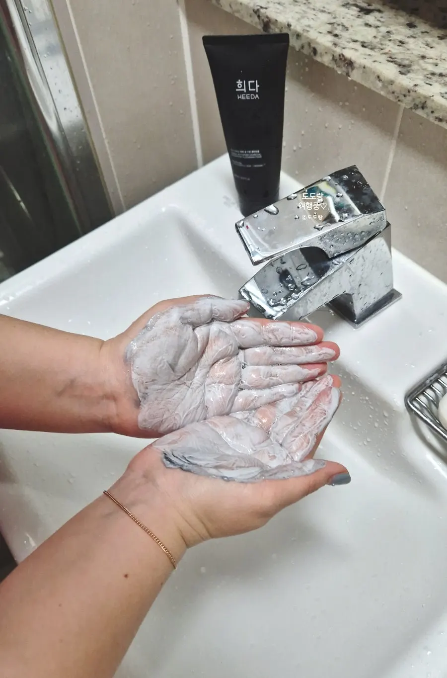 Charcoal cleansing foam for dry skin: HEEDA Jirisan Moist