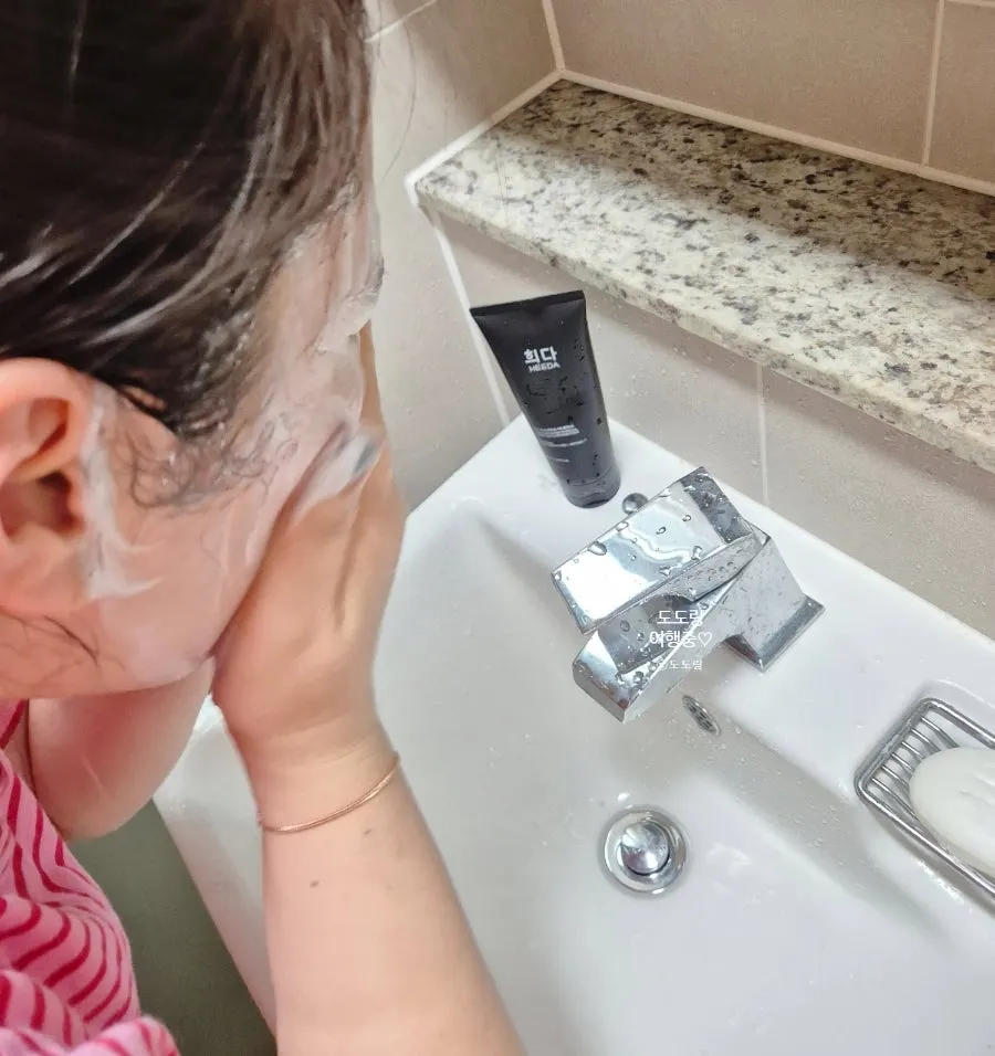 Charcoal cleansing foam for dry skin: HEEDA Jirisan Moist