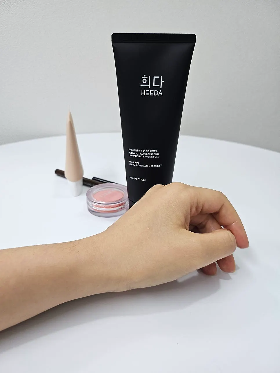 Cleansing foam for sunscreen makeup: HEEDA Charcoal Hydrating