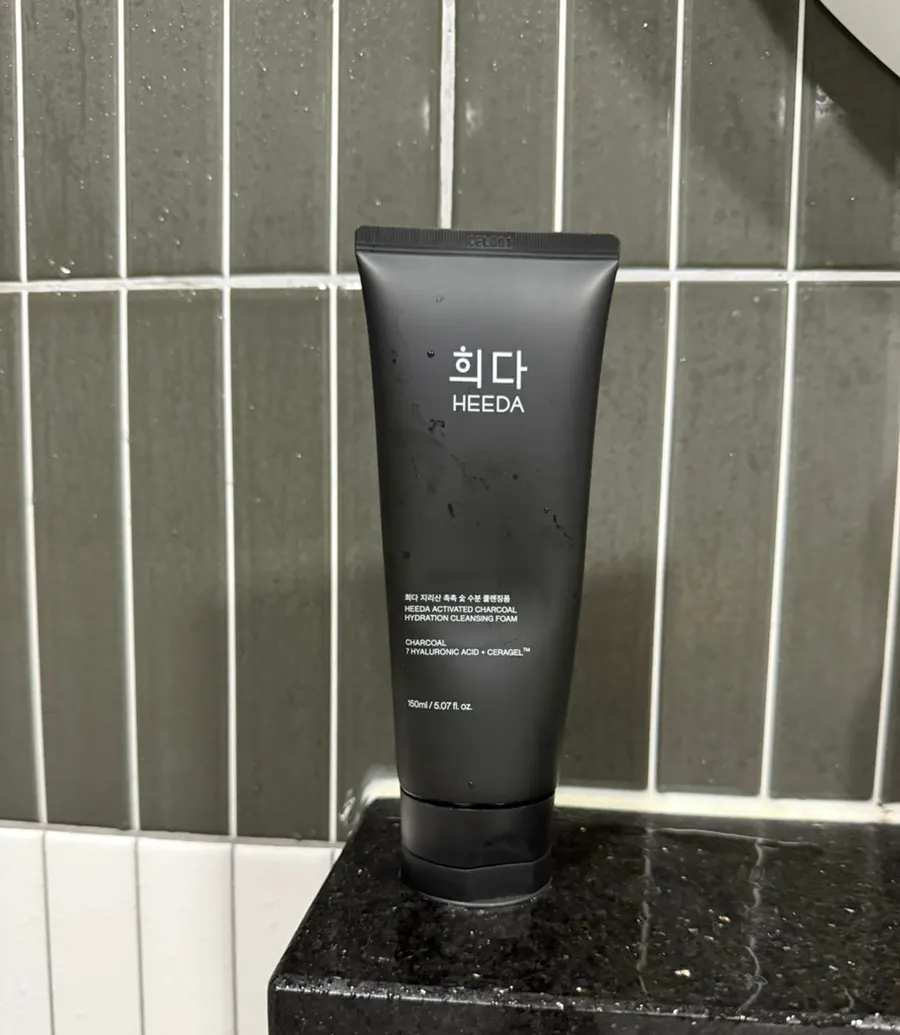 Charcoal cleansing foam for redness-prone skin: HEEDA Jirisan