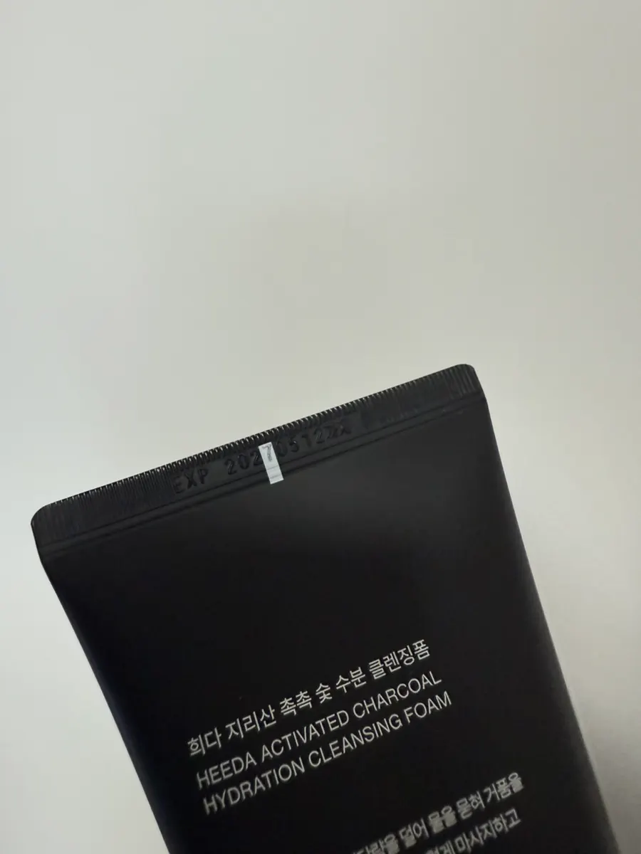 Charcoal cleansing foam for redness-prone skin: HEEDA Jirisan
