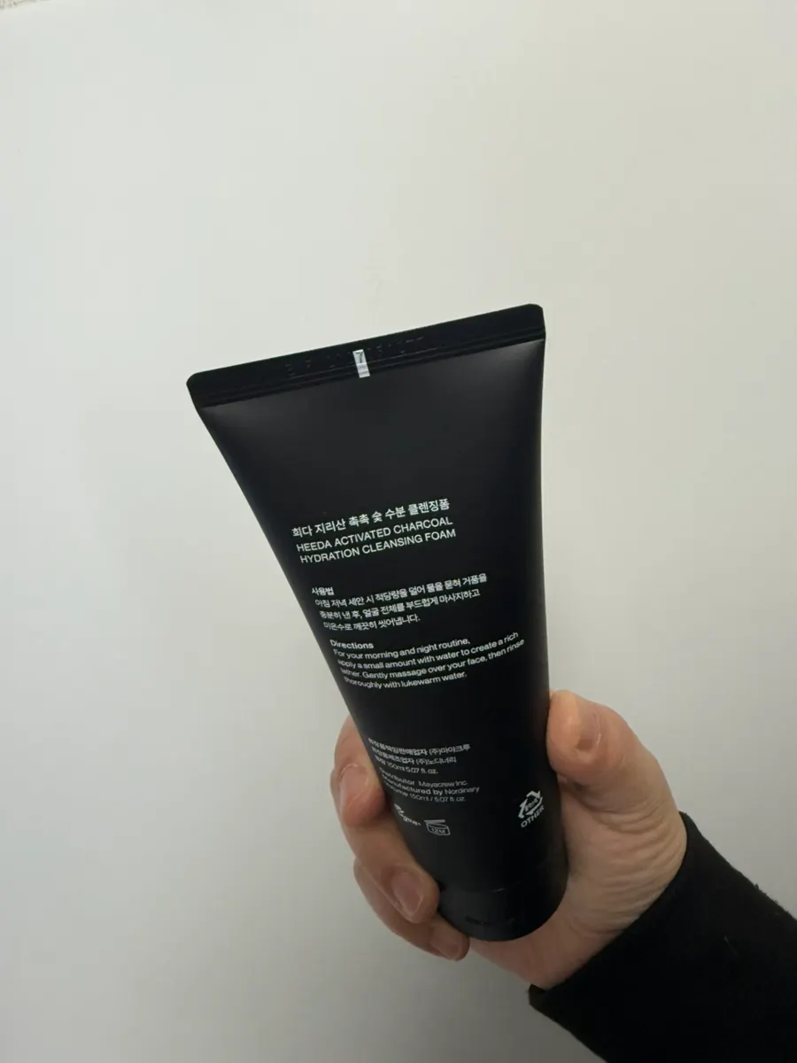 Charcoal cleansing foam for redness-prone skin: HEEDA Jirisan