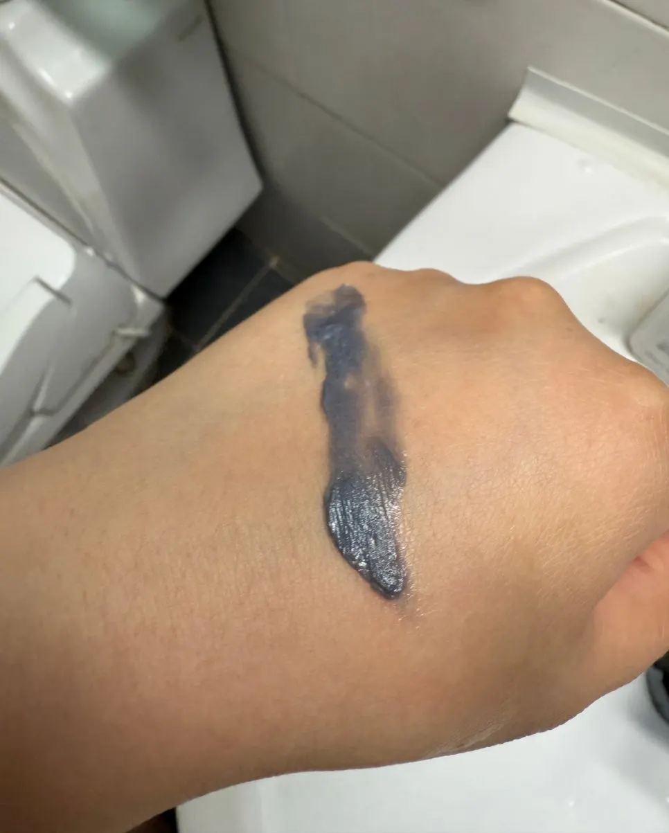 Charcoal cleansing foam for redness-prone skin: HEEDA Jirisan