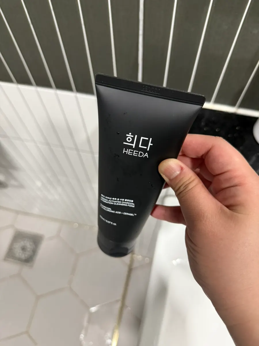 Charcoal cleansing foam for redness-prone skin: HEEDA Jirisan