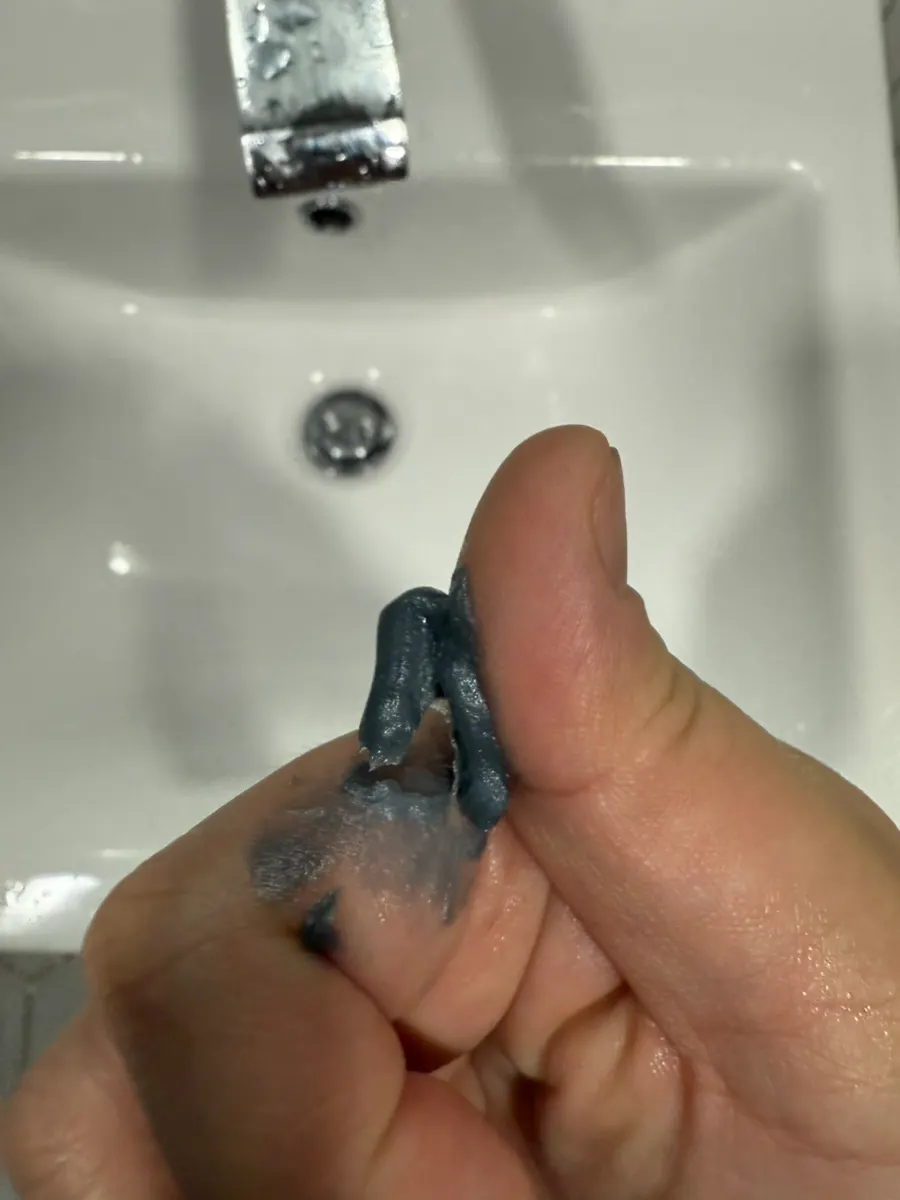 Charcoal cleansing foam for redness-prone skin: HEEDA Jirisan