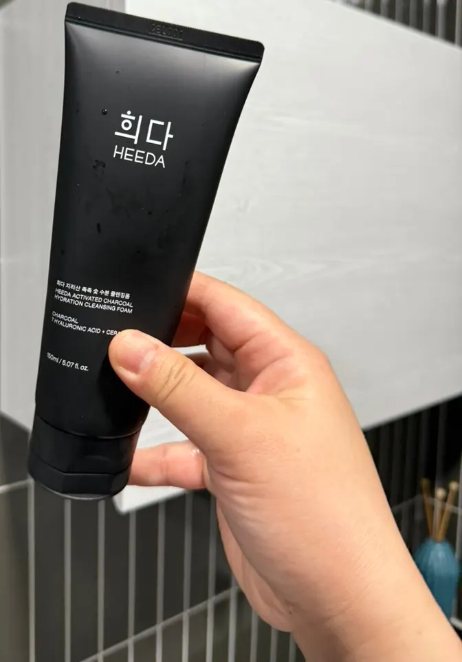 Charcoal cleansing foam for redness-prone skin: HEEDA Jirisan