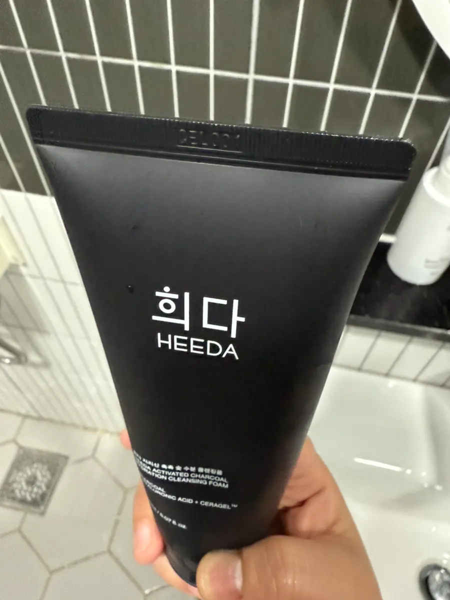 Charcoal cleansing foam for redness-prone skin: HEEDA Jirisan