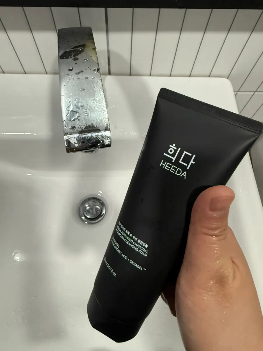 Charcoal cleansing foam for redness-prone skin: HEEDA Jirisan