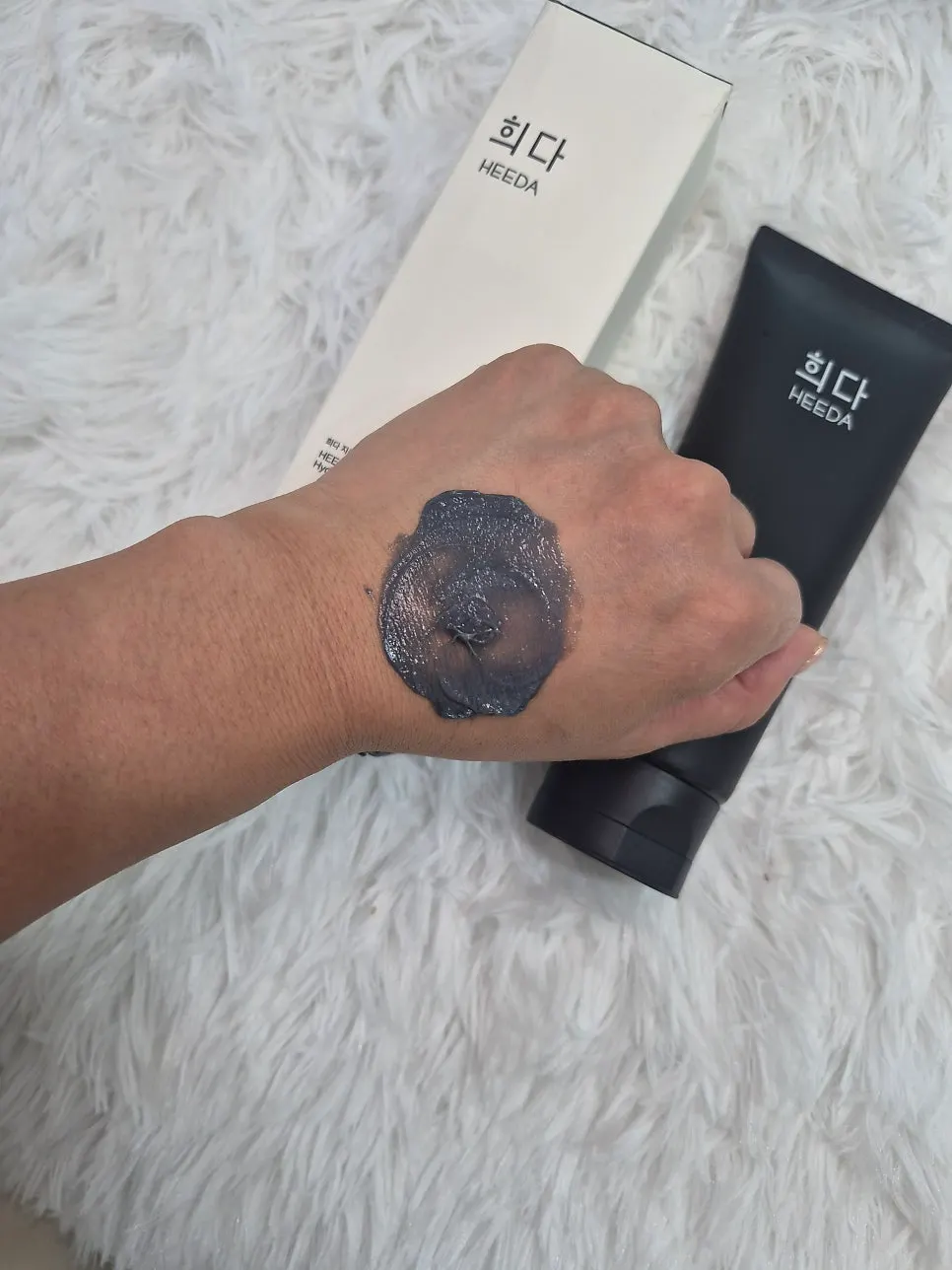 Foaming cleanser featuring Jirisan charcoal and moisturizing ingredients