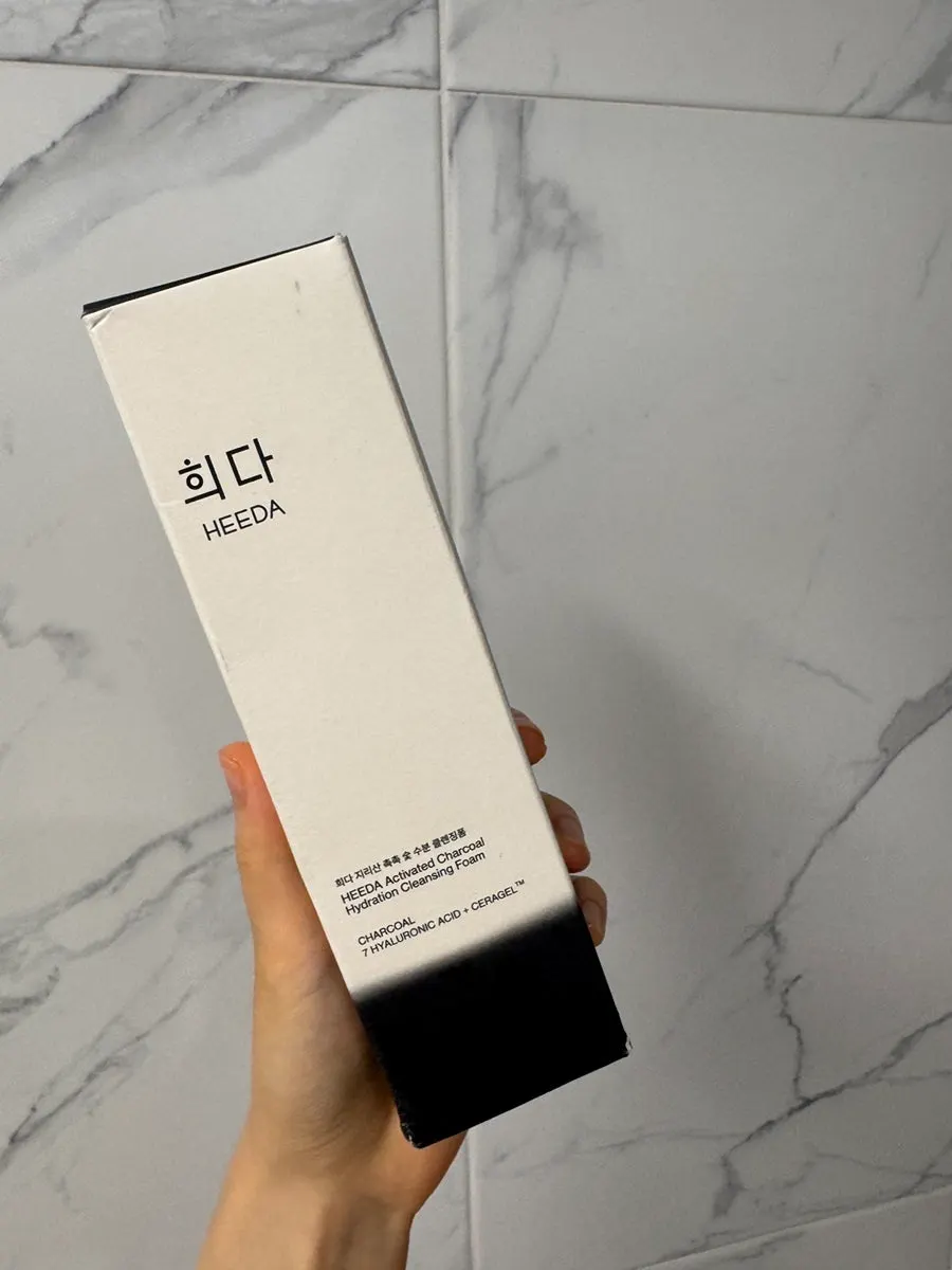 A foam cleanser that offers pore cleansing and hydration