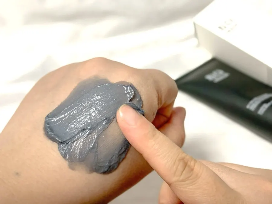 Charcoal cleansing foam for sensitive skin: HEEDA Jirisan