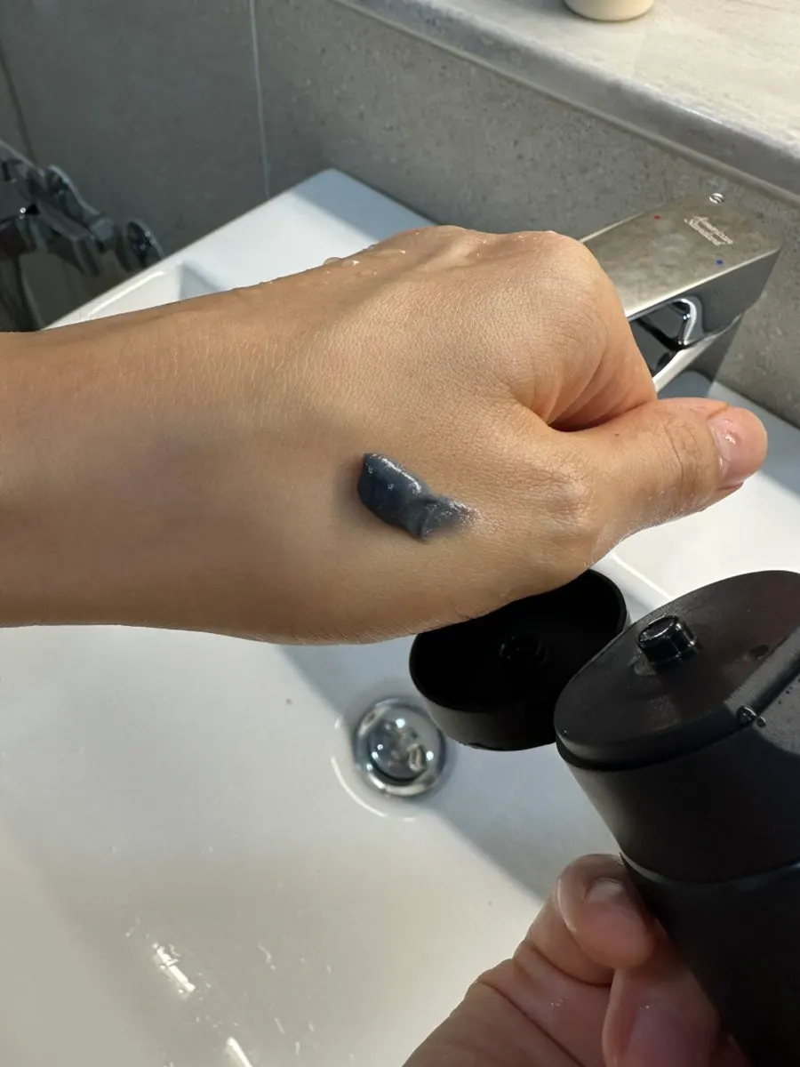 Charcoal cleansing duo for sensitive oily-dehydrated skin: HEEDA