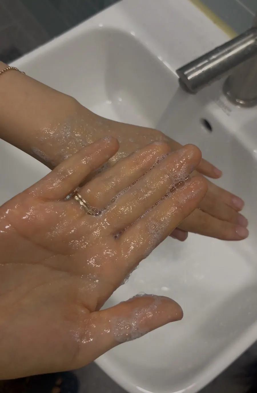 Hydrating facial cleanser for normal to dry skin: HEEDA Jirisan