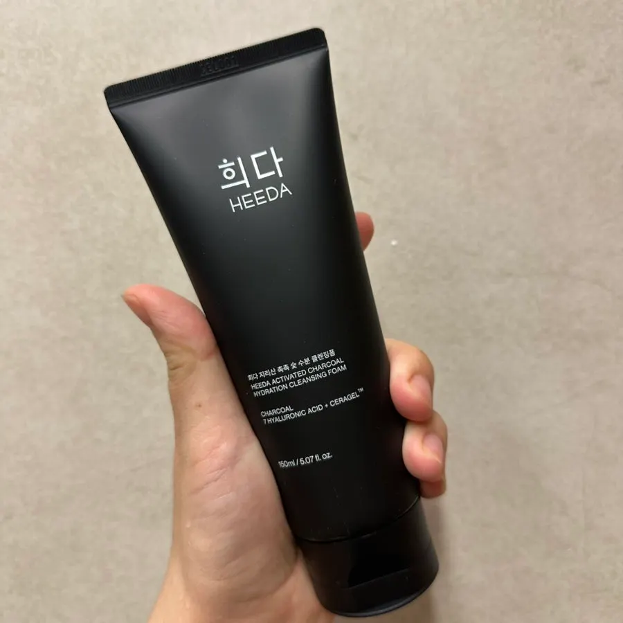 Charcoal cleansing foam, hydrated finish: HEEDA Jirisan 150ml
