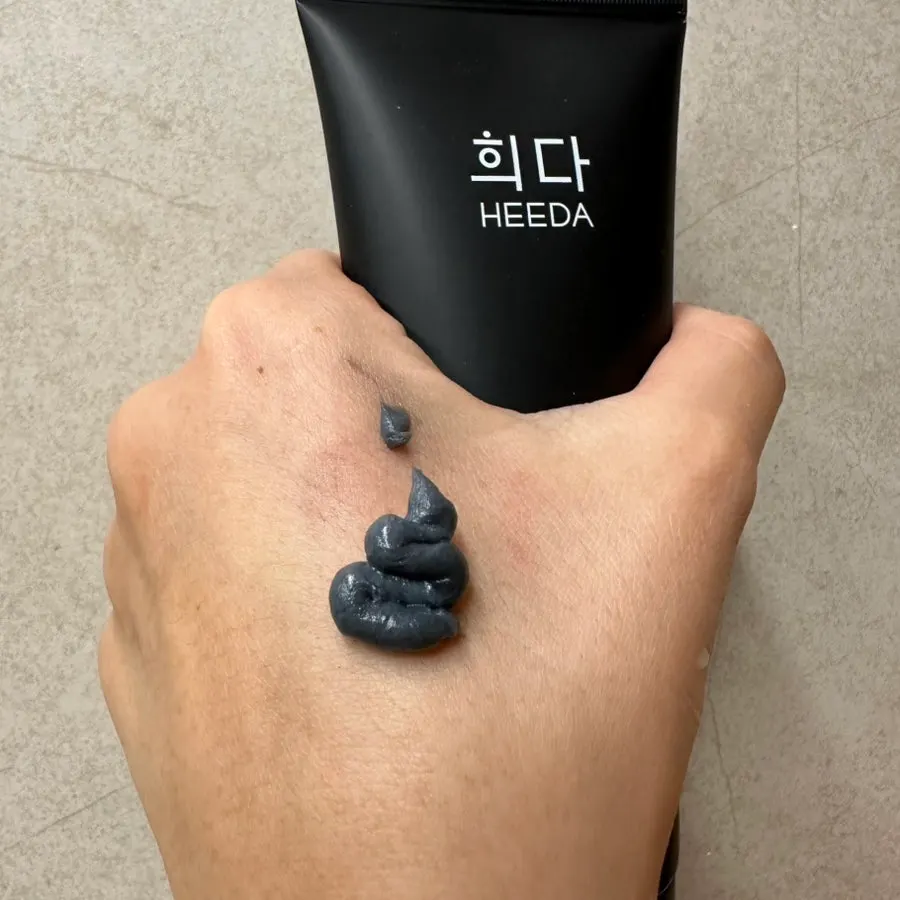Charcoal cleansing foam, hydrated finish: HEEDA Jirisan 150ml