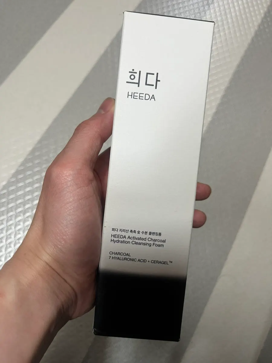 Low-pH cleansing foam for tight skin: HEEDA Jirisan Charcoal