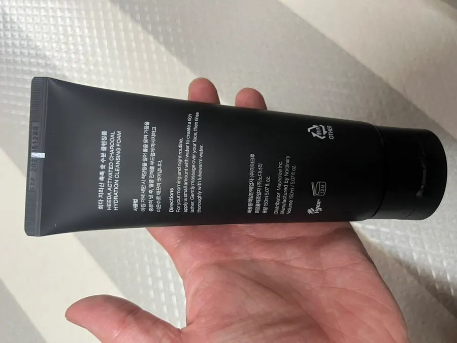 Low-pH cleansing foam for tight skin: HEEDA Jirisan Charcoal