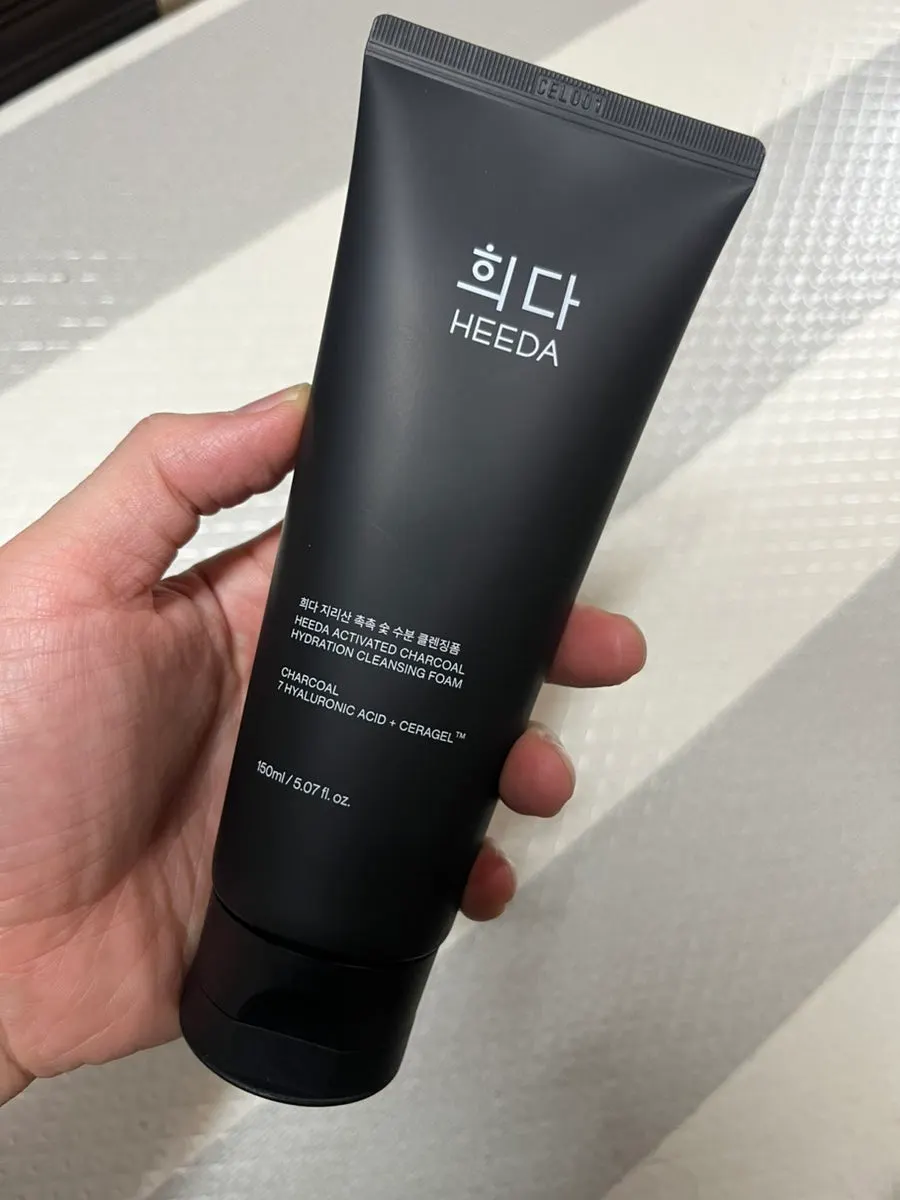 Low-pH cleansing foam for tight skin: HEEDA Jirisan Charcoal
