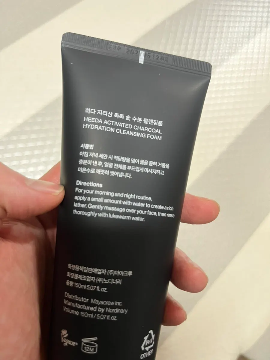 Low-pH cleansing foam for tight skin: HEEDA Jirisan Charcoal