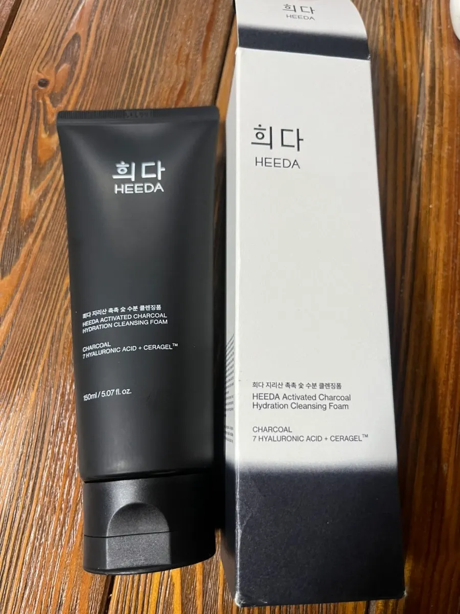 Low-pH cleansing foam for tight skin: HEEDA Jirisan Charcoal