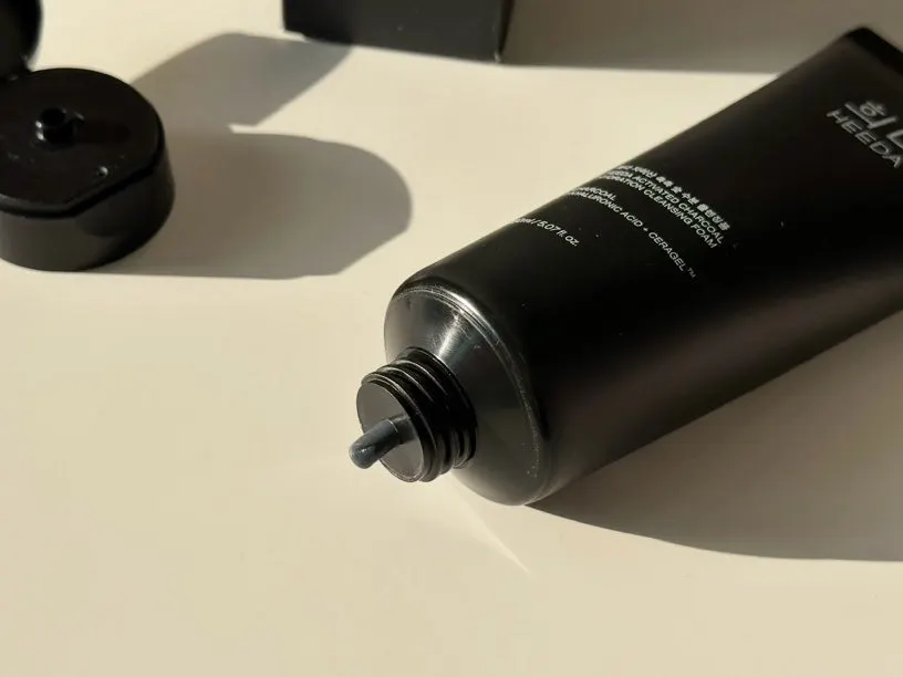 Charcoal cleansing foam for low tightness: HEEDA Jirisan