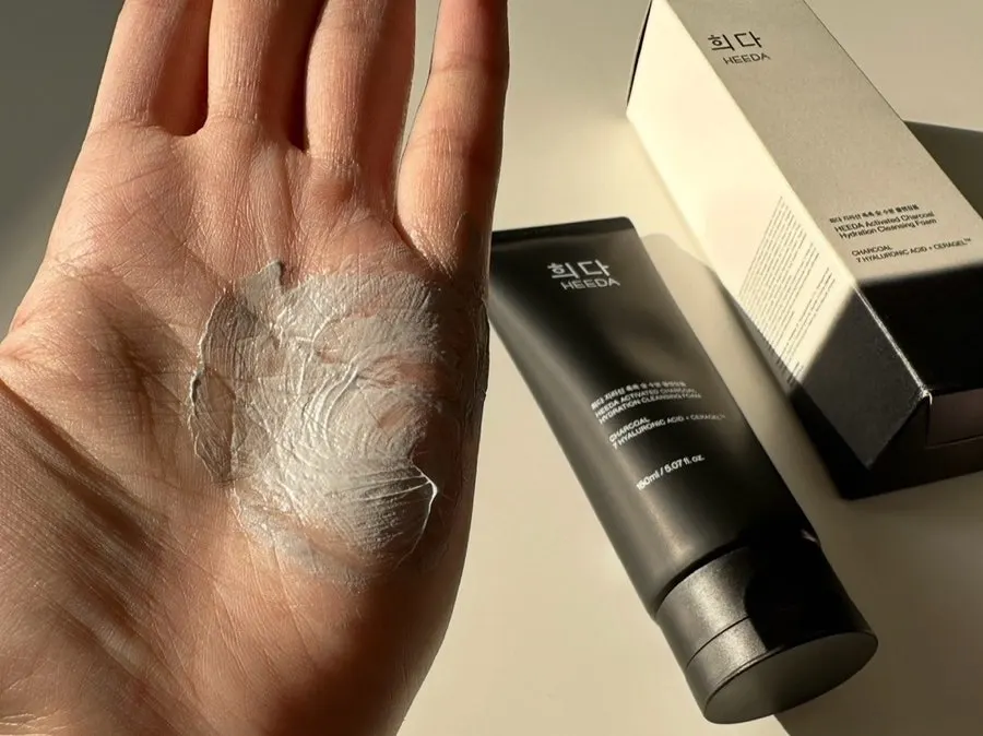 Charcoal cleansing foam for low tightness: HEEDA Jirisan