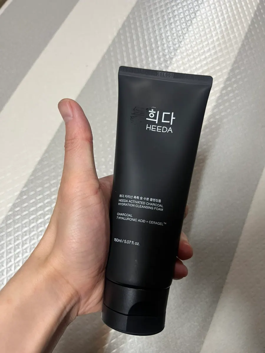 Low-pH cleansing foam for tight skin: HEEDA Jirisan Charcoal