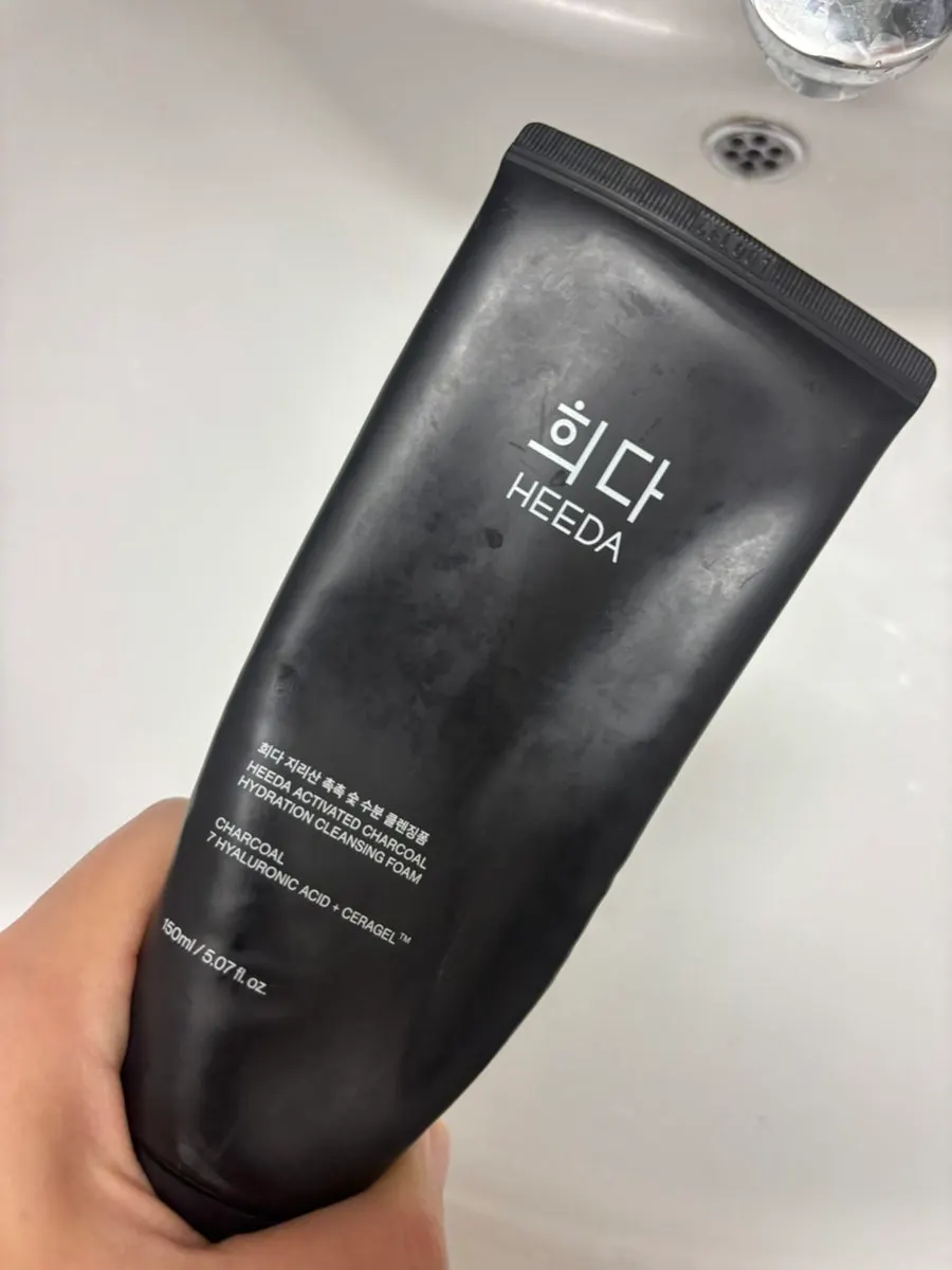 Foaming cleanser glitter removal test: HEEDA charcoal foam