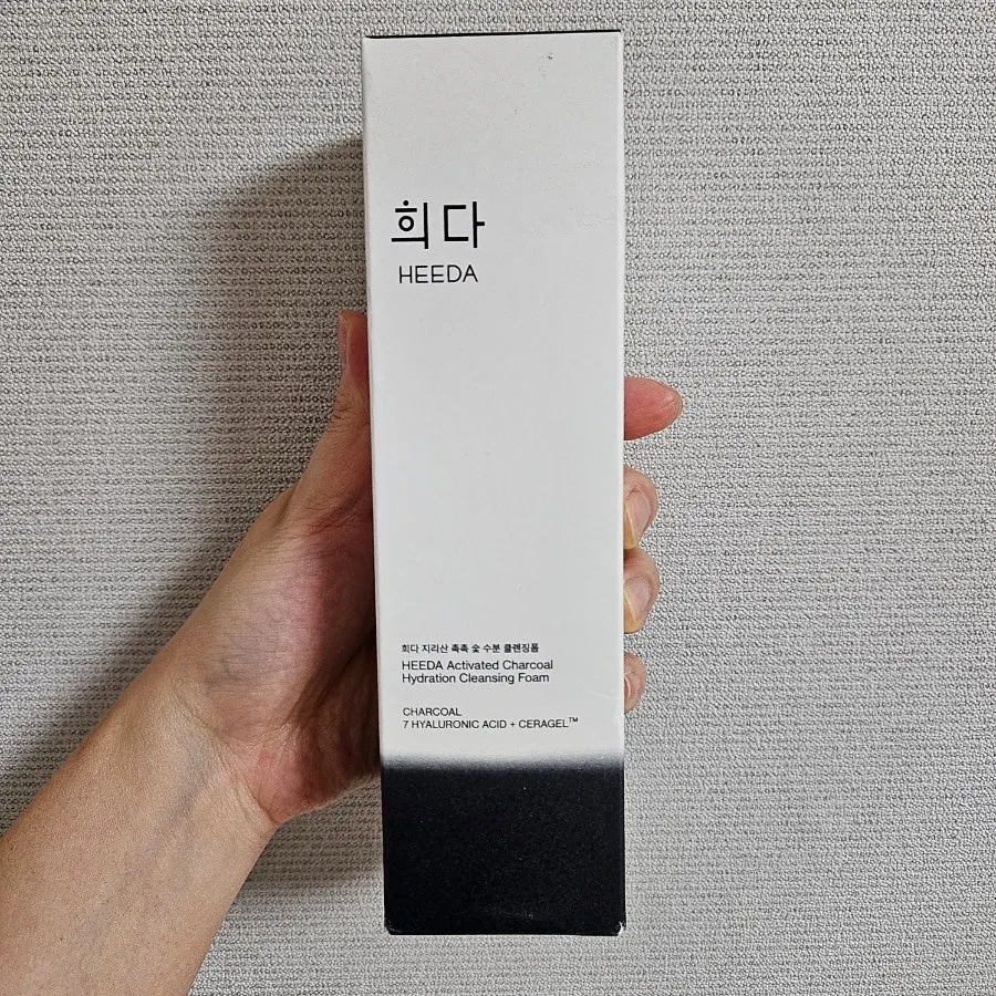 Low-pH cleansing foam for sensitive skin: HEEDA Charcoal Foam