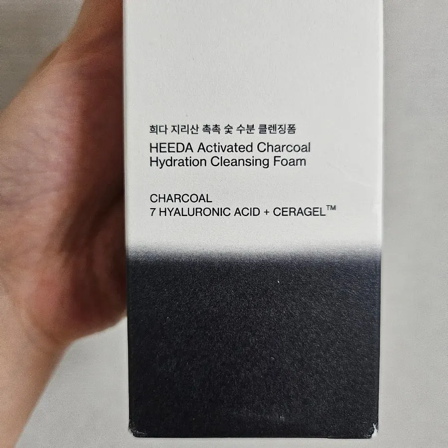 Low-pH cleansing foam for sensitive skin: HEEDA Charcoal Foam