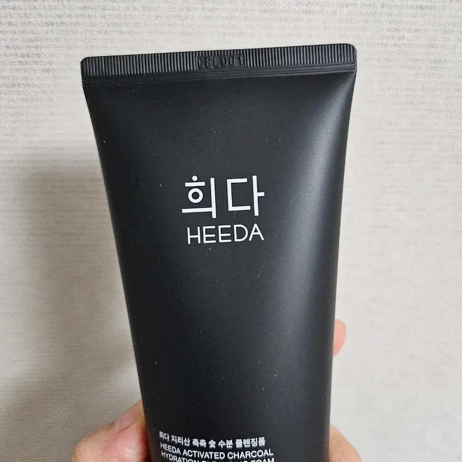 Low-pH cleansing foam for sensitive skin: HEEDA Charcoal Foam