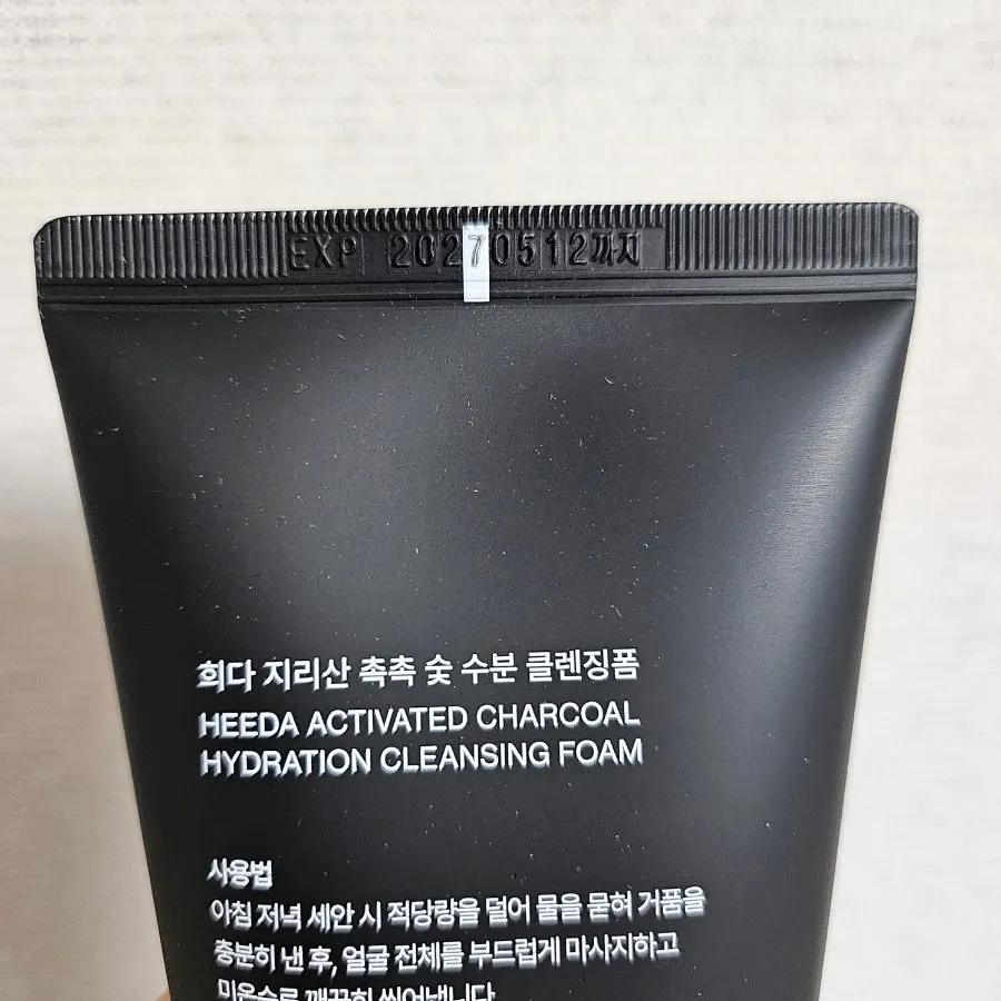 Low-pH cleansing foam for sensitive skin: HEEDA Charcoal Foam
