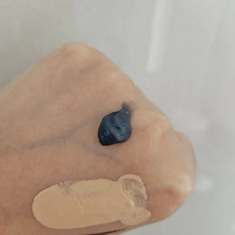 Low-pH cleansing foam for sensitive skin: HEEDA Charcoal Foam