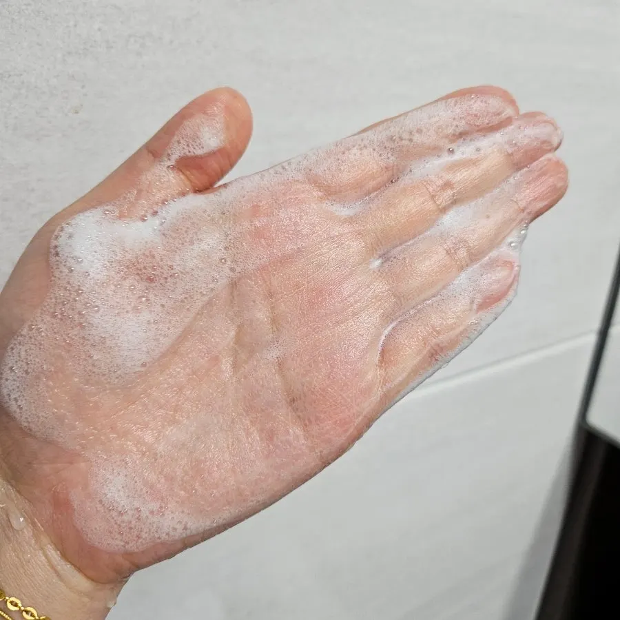 Low-pH cleansing foam for sensitive skin: HEEDA Charcoal Foam