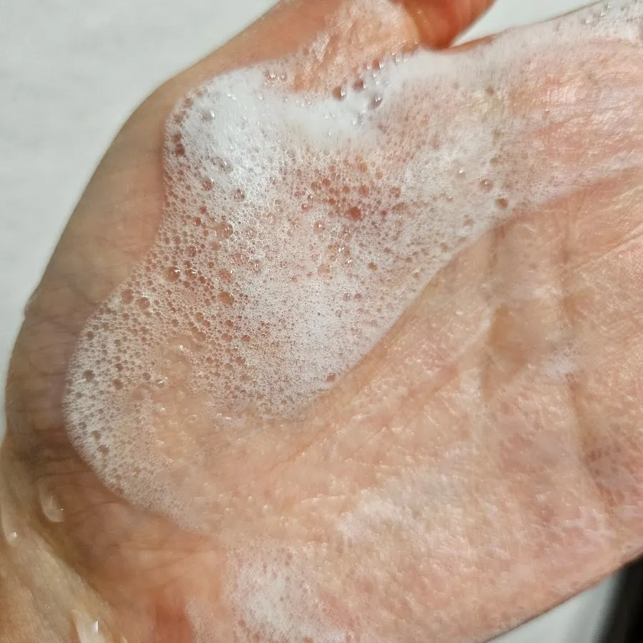 Low-pH cleansing foam for sensitive skin: HEEDA Charcoal Foam